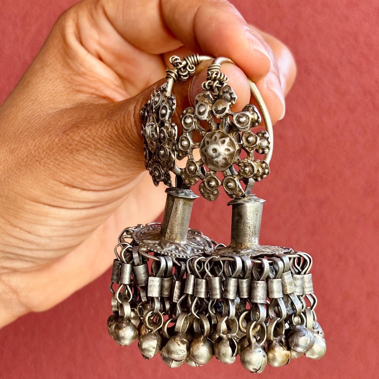 Boucles d'oreille argent anciennes, Grosses boucles d'oreille ethniques tribales Jhumka Inde Cachemire, Bijou bohème oriental asiatique