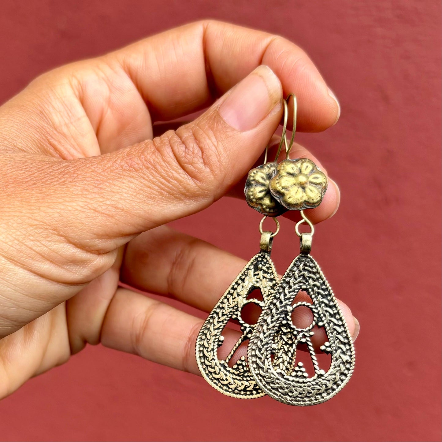 Boucles d'oreilles goutte filigrane dorées Kazakh - Bijou ethnique tribal élégant