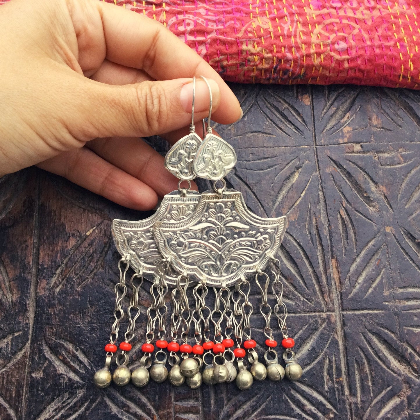 Große silberne orientalische Ohrringe mit Glocken, Boho ethnische Tribal Gypsy folkloristische Ohrringe, Bohemian Hippie Festival Schmuck