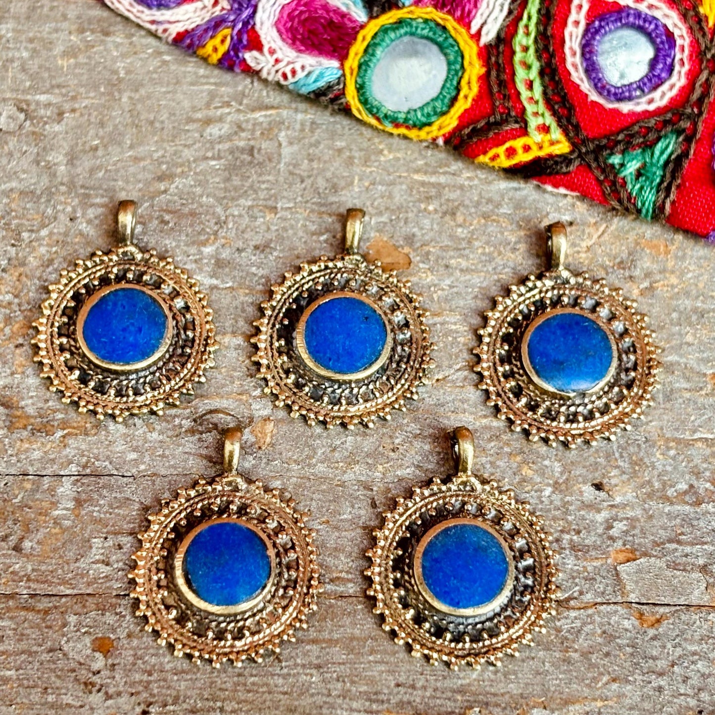 3 charms ronds lapis, Petit pendentif pierre bleue vintage ethnique afghan, Bijou tribu Kuchi tribal fusion, Création Fabrication de bijoux
