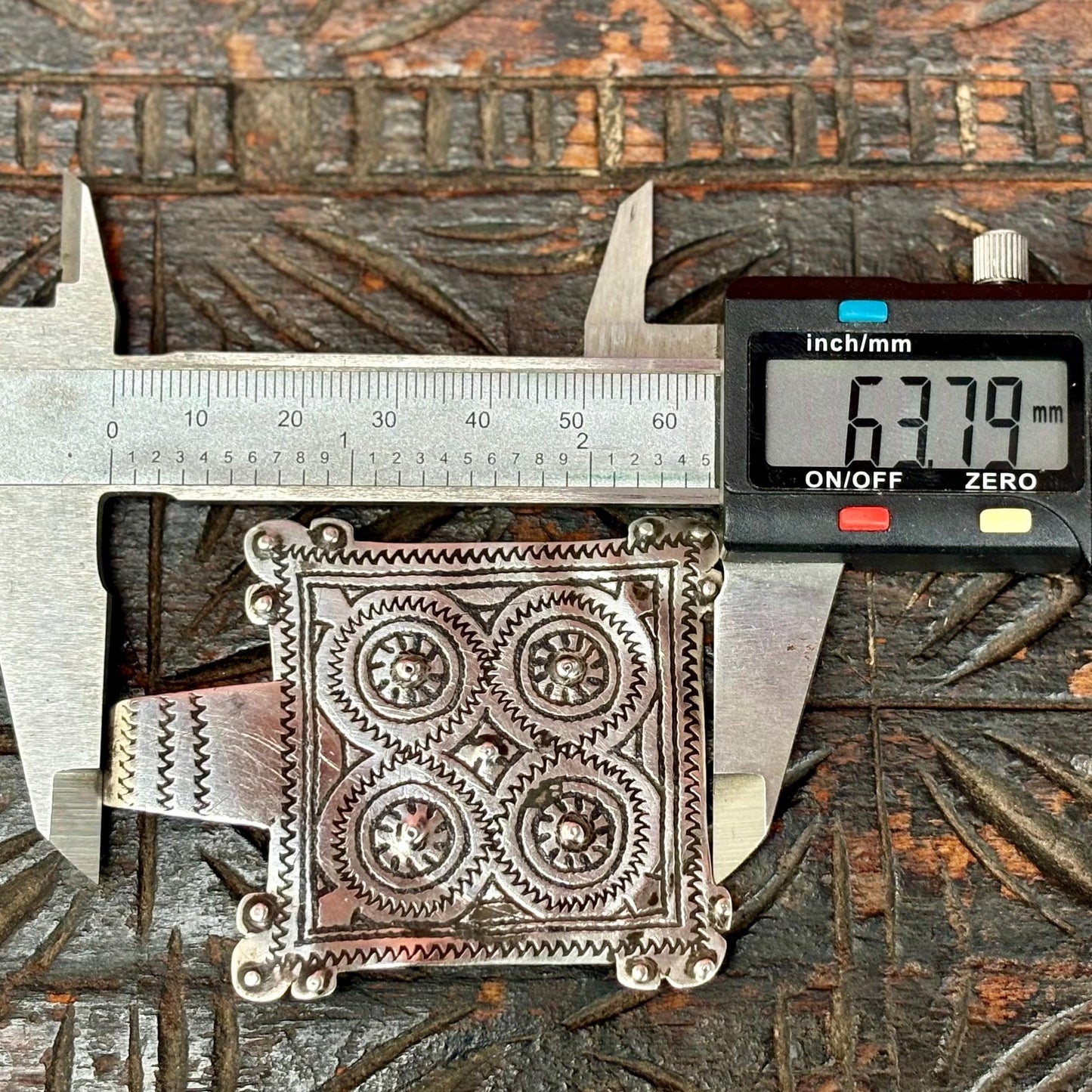 Quadratischer Anhänger aus nielliertem Silber Berber - Antike Amulette aus Marokko XIX.-XX. Jahrhundert