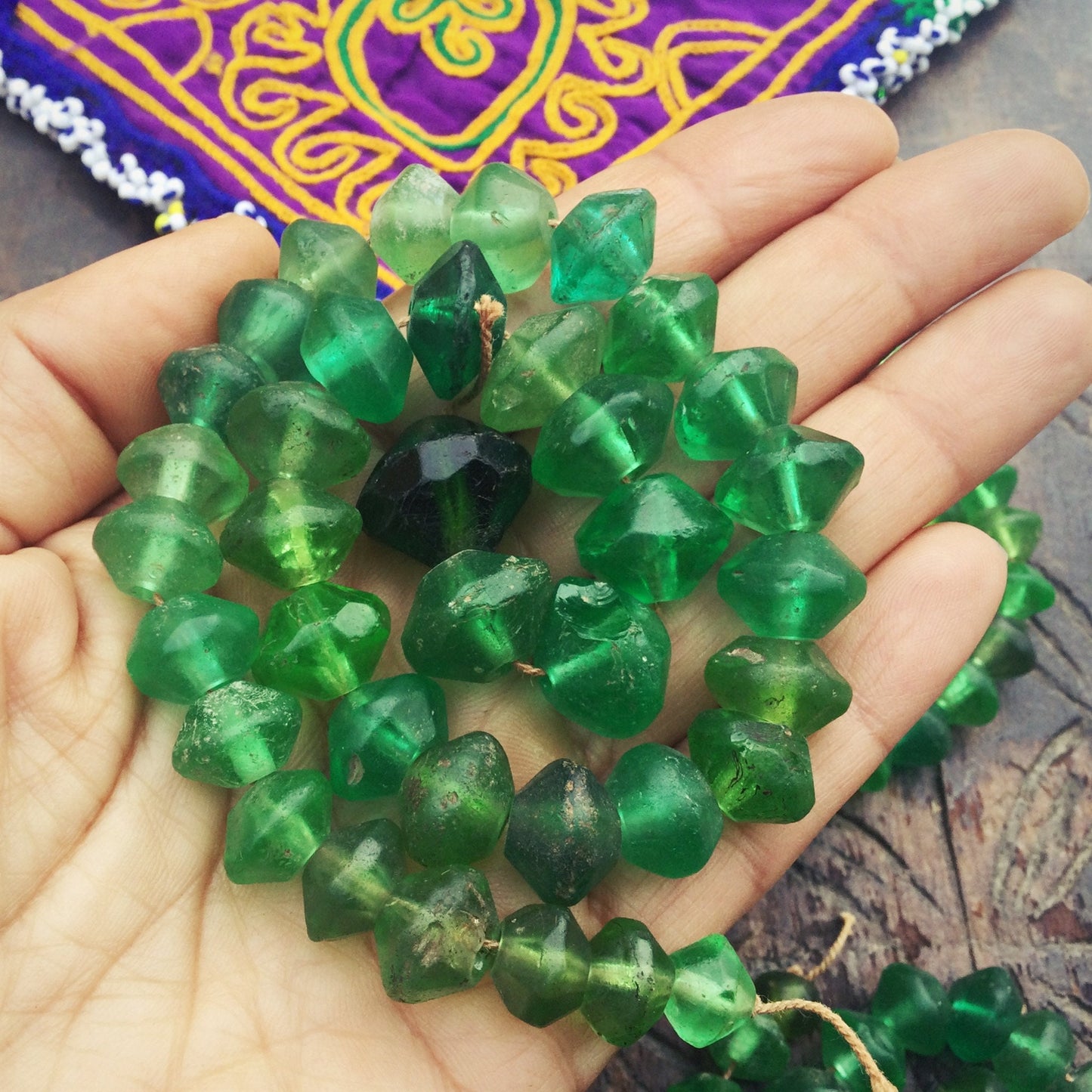 Vieilles perles de commerce vert émeraude, Perles antiques icône verre de Bohême, Perles anciennes africaines vaseline translucide vintage