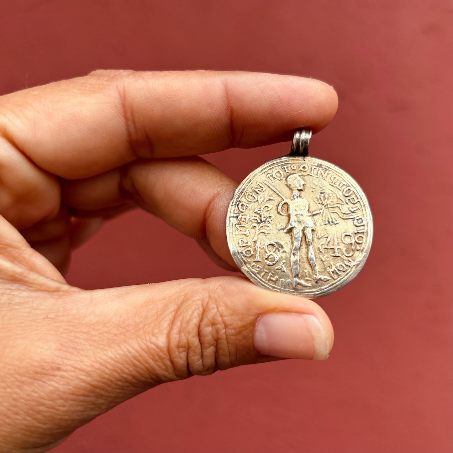 Pendentif rond argent doré indien ancien - Médaillon ethnique tribal vintage Rajasthan kopeck 1849