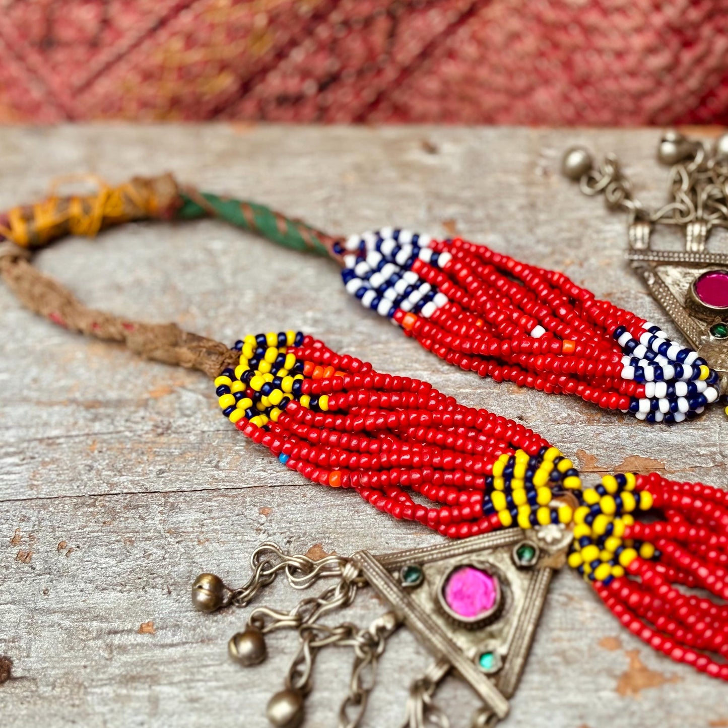 Collar rojo con dijes boho tribal, Collar afgano vintage de tribu nómada, Collar largo oriental étnico hippie gitano, Estilo tribal fusión.