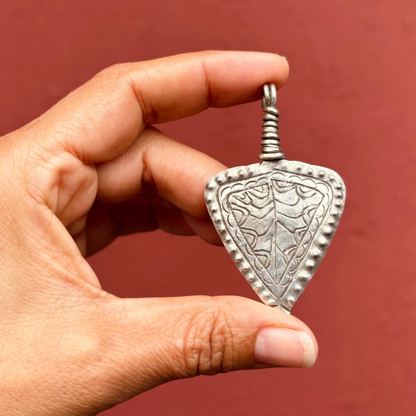 Pendentif ethnique argent pointu, Bijoux Afghans Hazara ethniques anciens, Bijoux Asie tribus nomades, Pendentif gravé boho tribal vintage