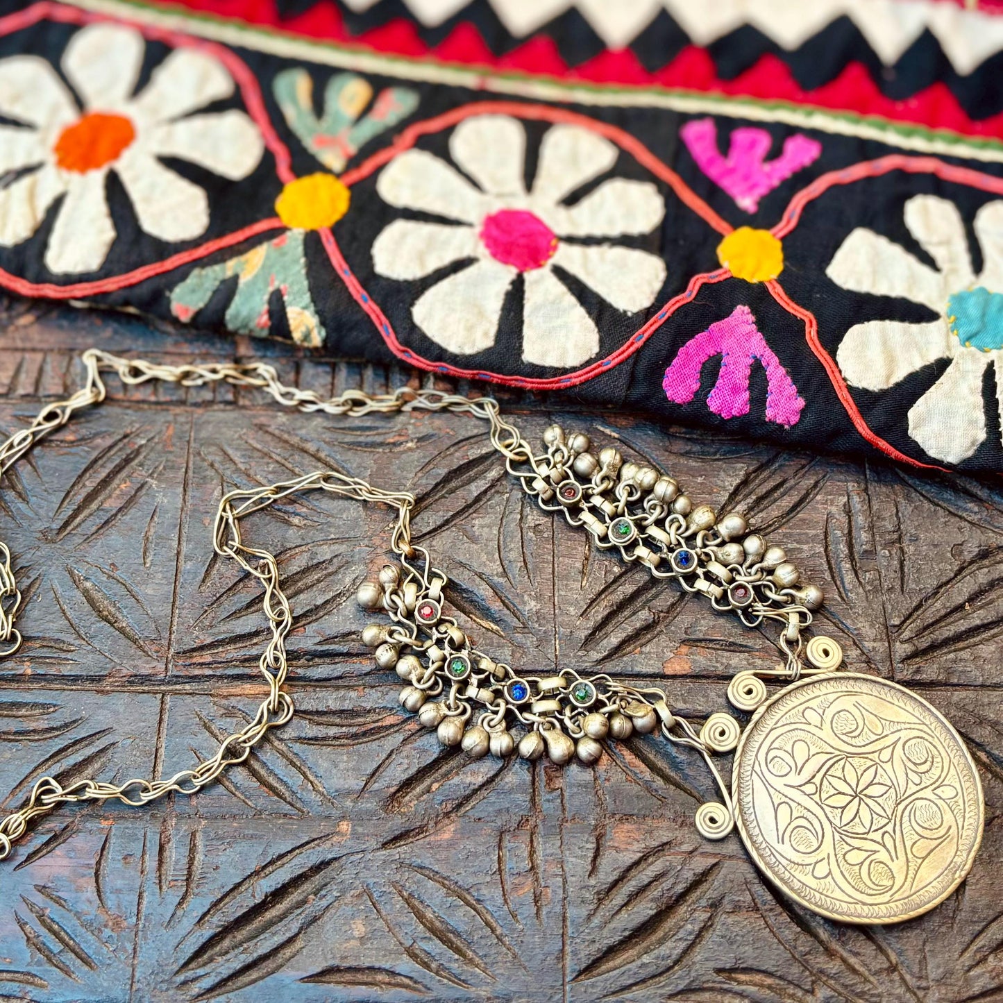 Collier breloques pendentif rond boho tribal, Collier afghan vintage tribu nomade, Collier long oriental ethnique hippie, Cadeau pour femme