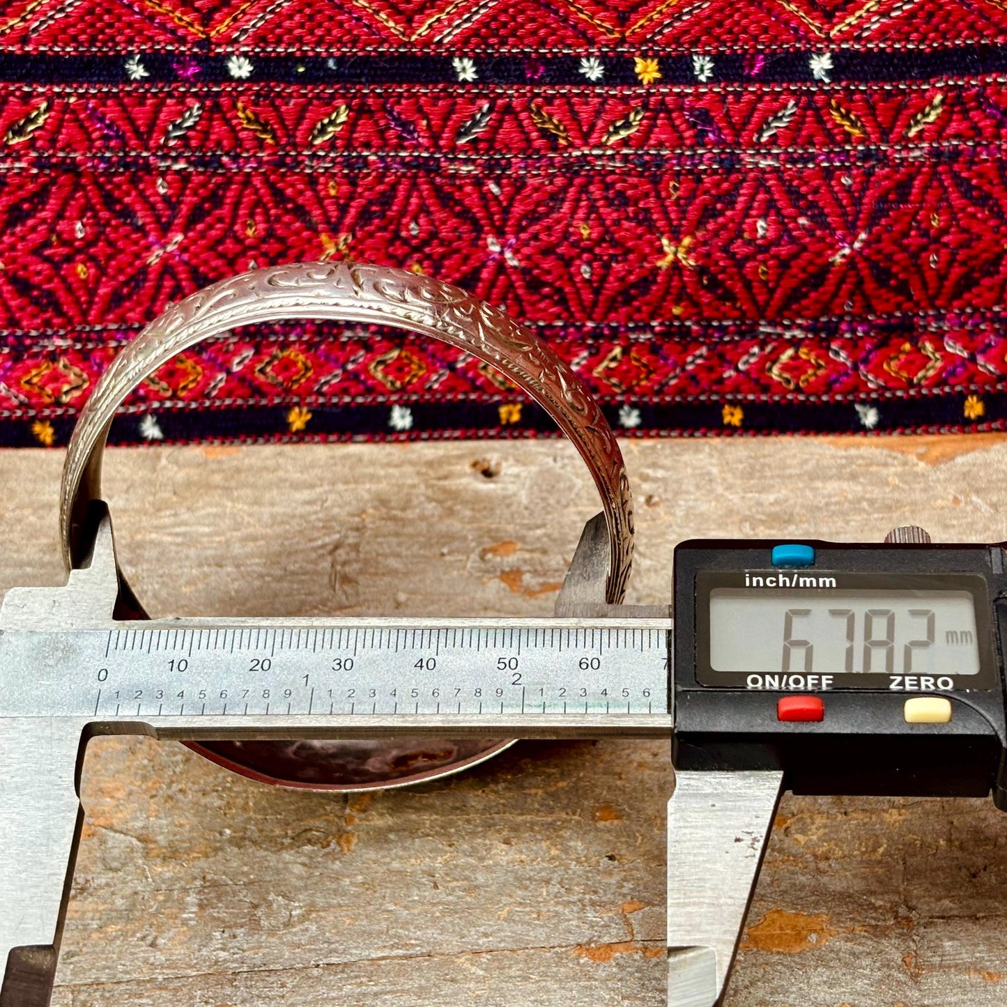 Bracelet Berbère ancien en argent - Jonc tribal ciselé du Maroc