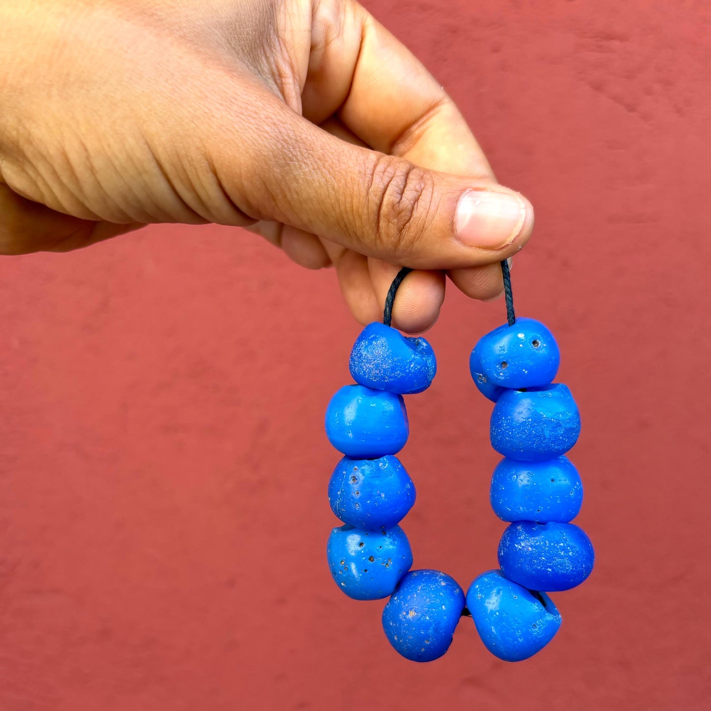 Grosses perles bleues anciennes, Perles de commerce africaines de collection, Verre bleu enroulé, Perles européennes antiques verre bleu vif