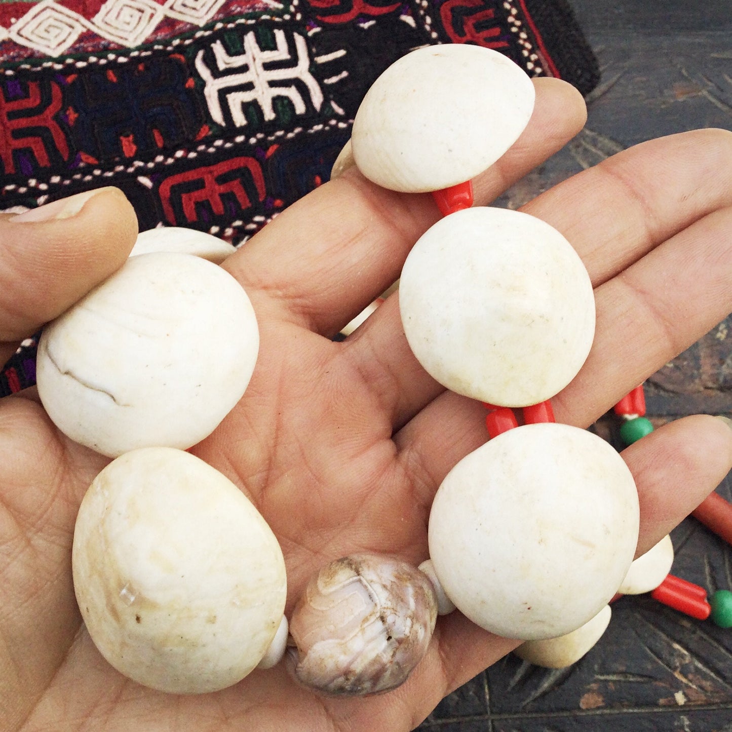 Collar antiguo de conchas de África Occidental, cuentas de comercio, collar étnico africano antiguo, joya étnica tribal de Malí y Mauritania.