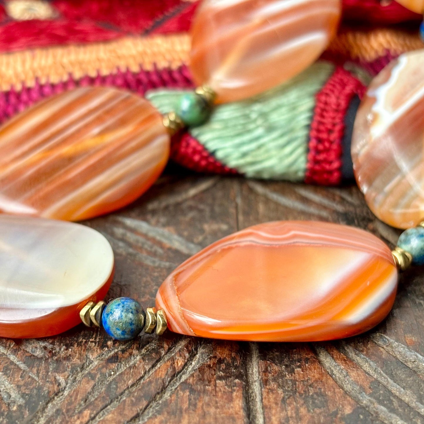 Collier élégant pierre naturelle fait main, Bijou en cornaline, Ras de cou pierre semi-précieuse, Pierre plate orange agate, Cadeau femme