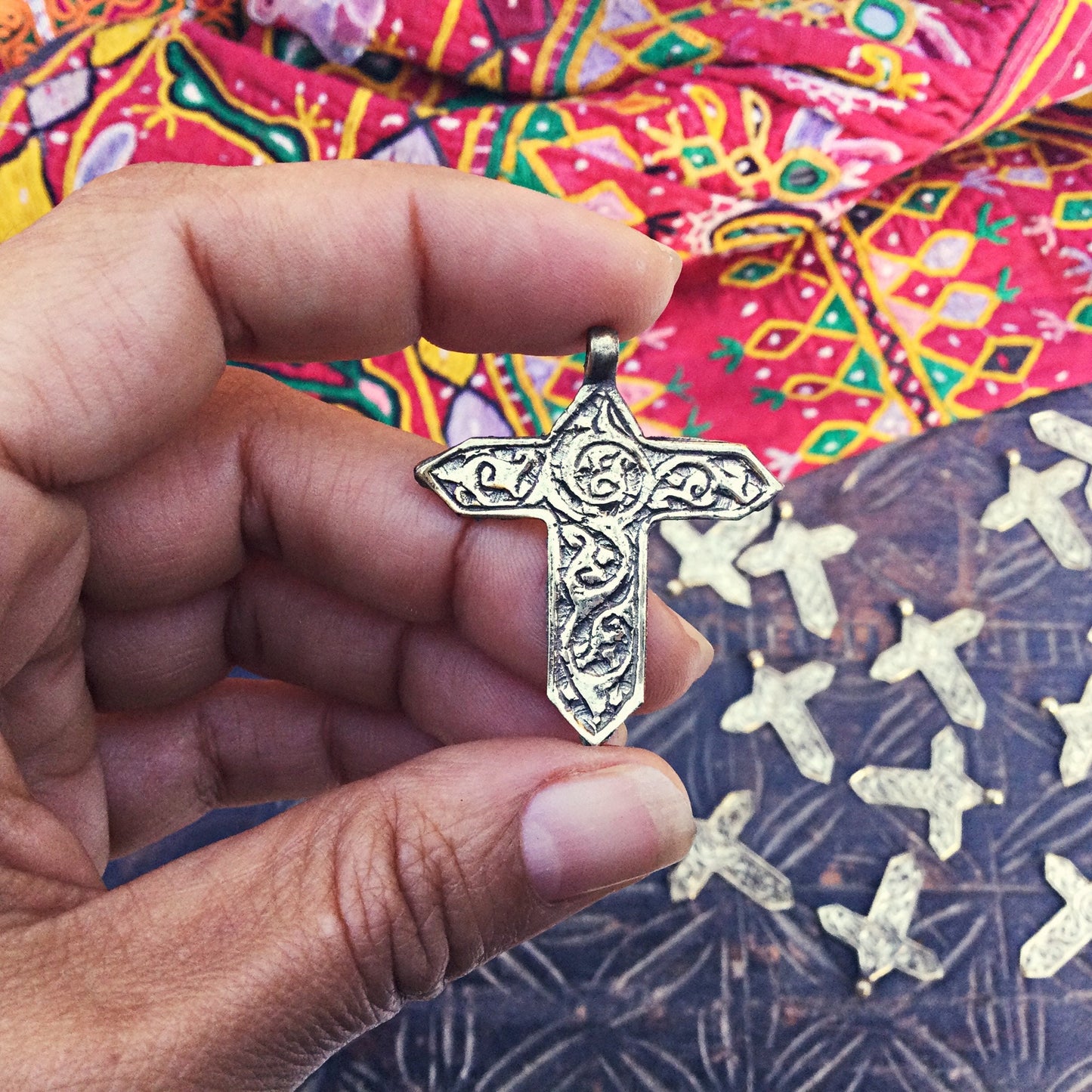 3 pendentifs petite croix métal bronze, Bijou breloque charm croix doré, Style boho vintage ethnique tribal, Fabrication Création bijoux