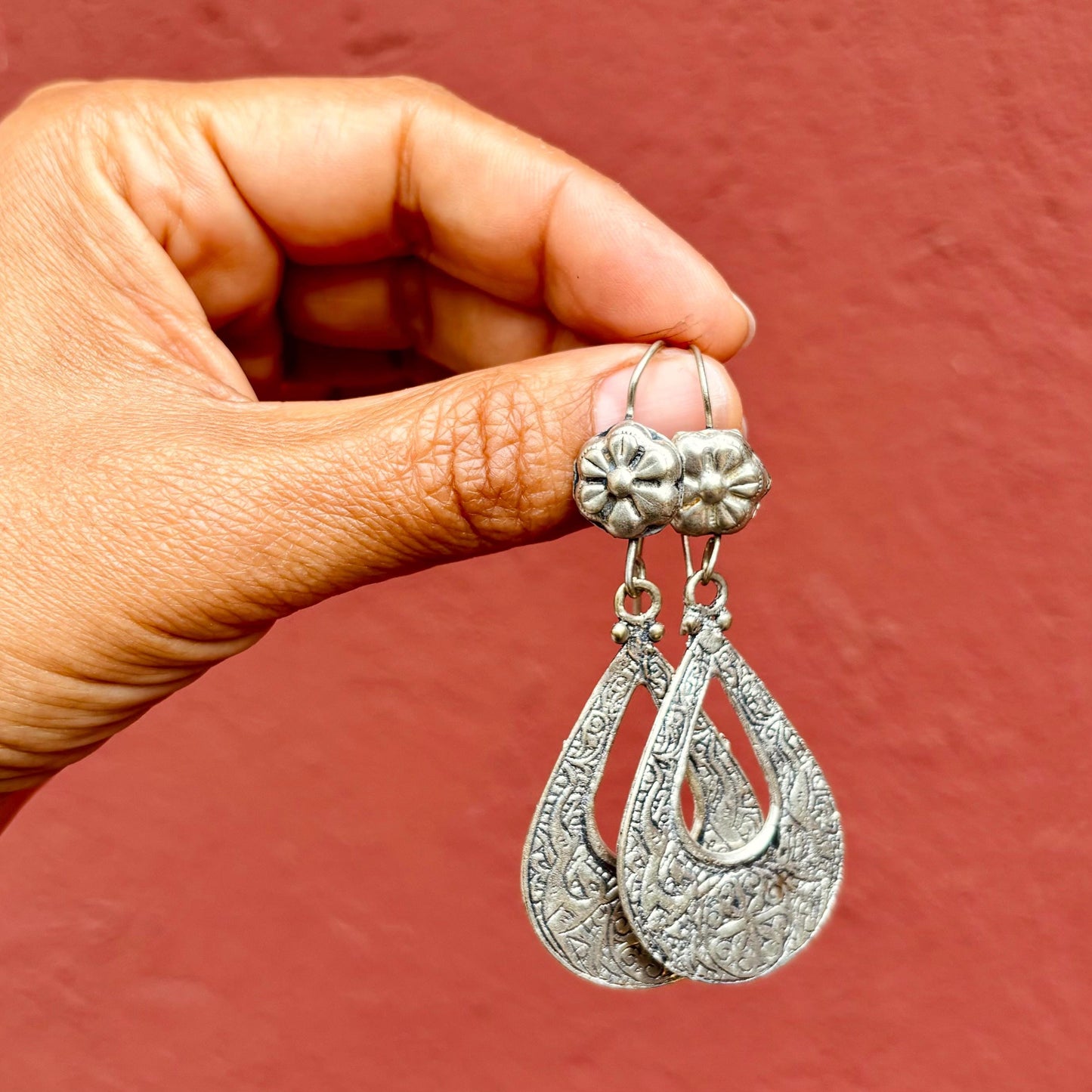 Boucles d'oreilles goutte argentées gravées Hazara - Bijou ethnique afghan tribal