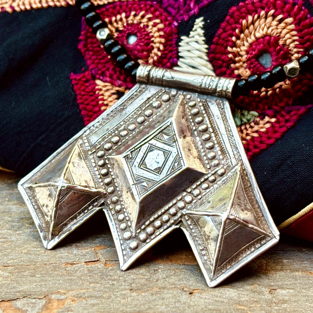 L’art des bijoux Touareg : histoire, symboles et techniques d’un patrimoine millénaire