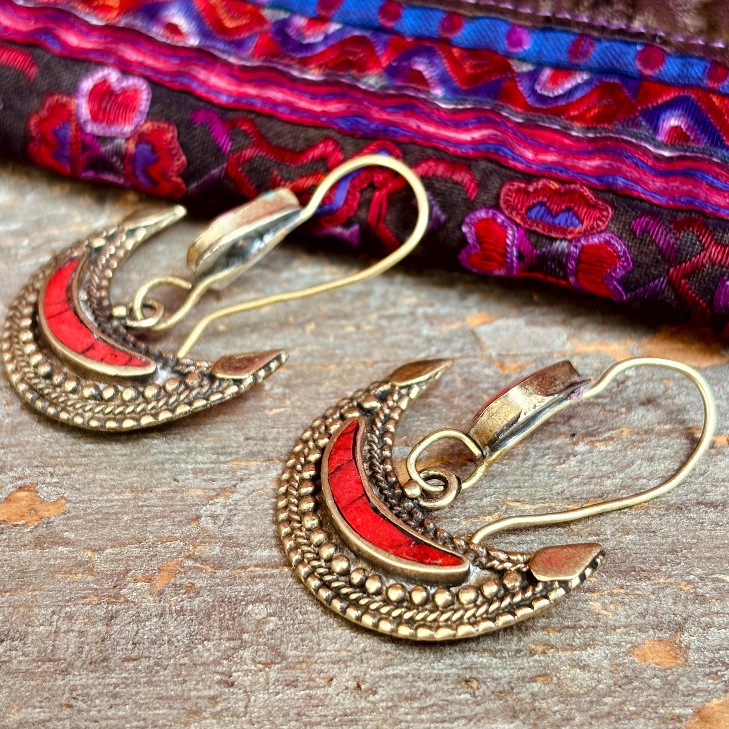 Boucles d’oreille lune pierre rouge, Boucles d’oreille croissant boho dorées pierre rouge tribales ethniques festival, Cadeau pour femme