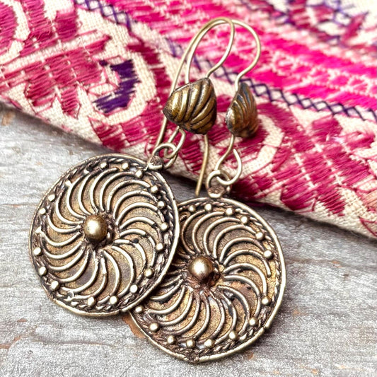 Boucles d’oreille dorée ronde soleil, Style ethnique vintage antique, Boucles d’oreille asiatiques tribales orientales élégantes, Bijou boho