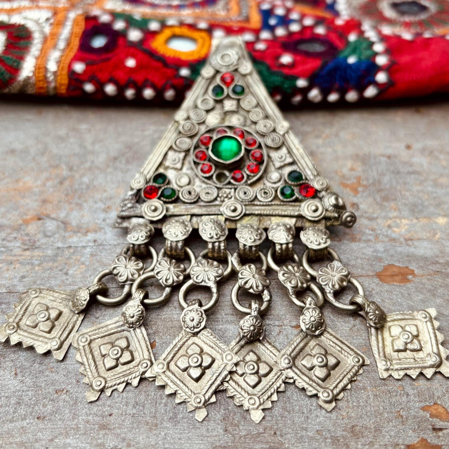 Pendentif tribal triangle vintage, Ornement ethnique danse orientale tribal fusion, Bijou asiatique Afghan Kuchi, Bijou boho chic ancien