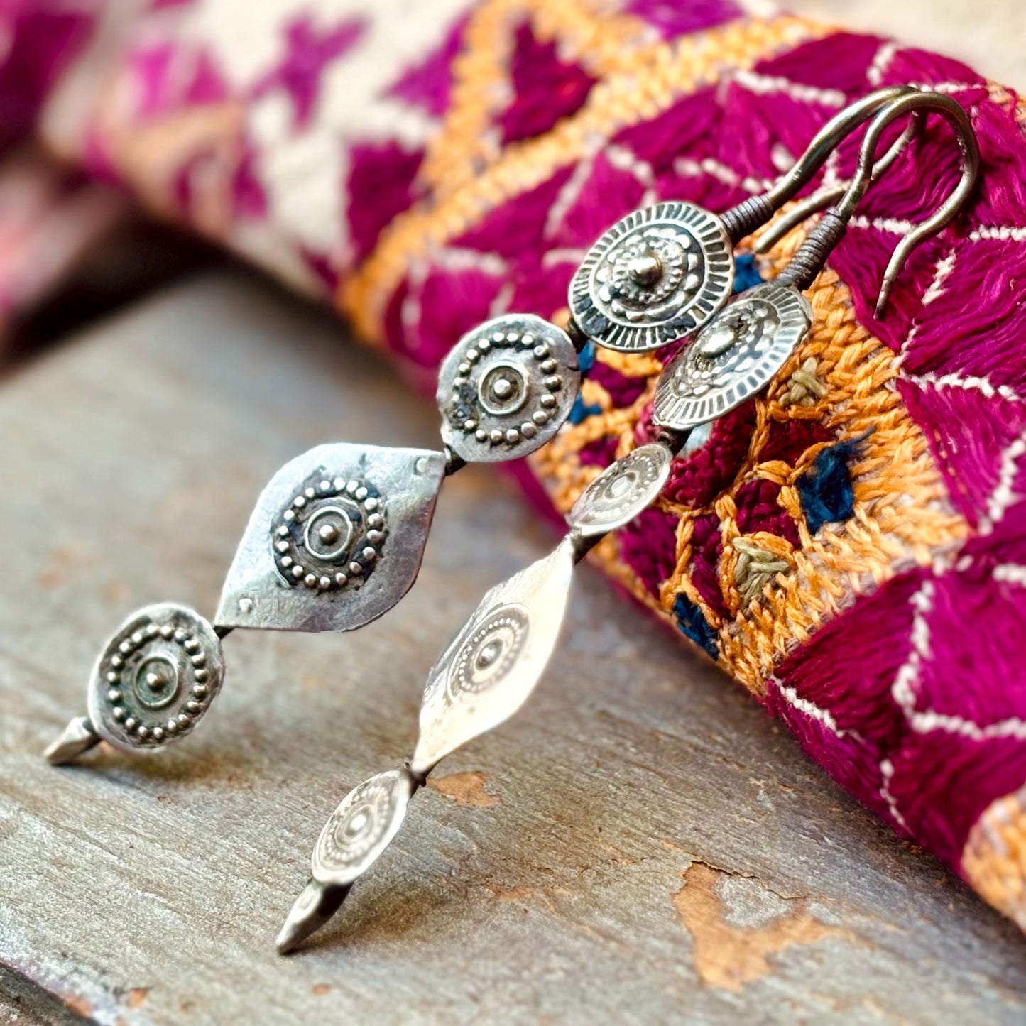 Boucles d'oreille anciennes tribales rigides, Vieilles boucles d'oreille ethniques boho Afghanistan, Bijou bohème oriental tribu asiatique