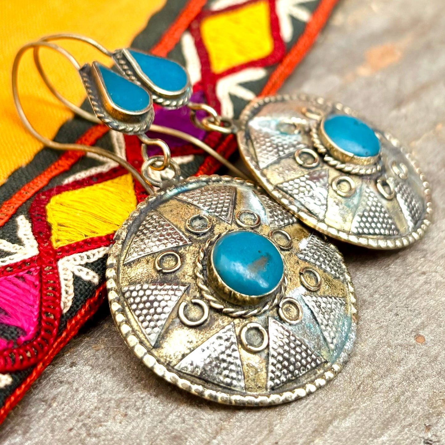 Boucles d’oreille dorée ronde pierre bleue, Style ethnique antique, Boucles asiatique tribale orientale élégante, Bijou boho Afghan Kazakh