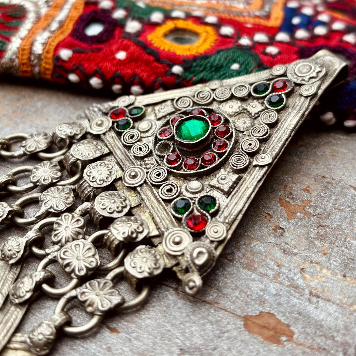 Pendentif tribal triangle vintage, Ornement ethnique danse orientale tribal fusion, Bijou asiatique Afghan Kuchi, Bijou boho chic ancien