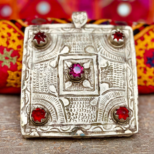 Pendentif boîtier carré gravé boho, Bijou ethnique Afghan Asie, Danse orientale, Pendentif collier vintage Cachemire, Bijou gypsy festival