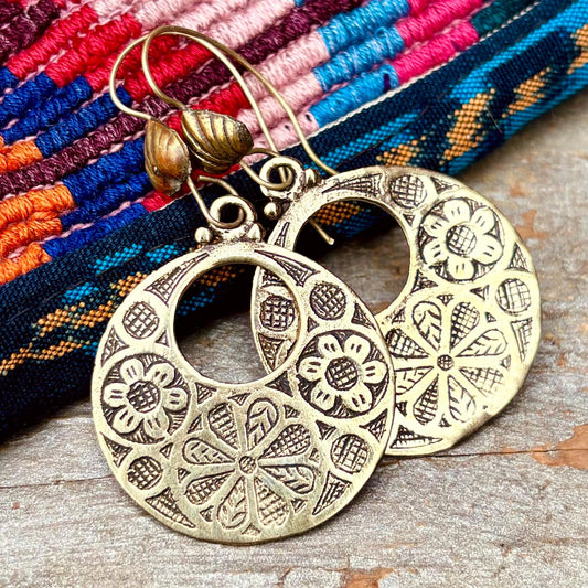 Boucles d’oreille dorée ronde, Style ethnique vintage antique, Boucles d’oreille asiatiques tribales orientales élégantes, Bijou bohème chic