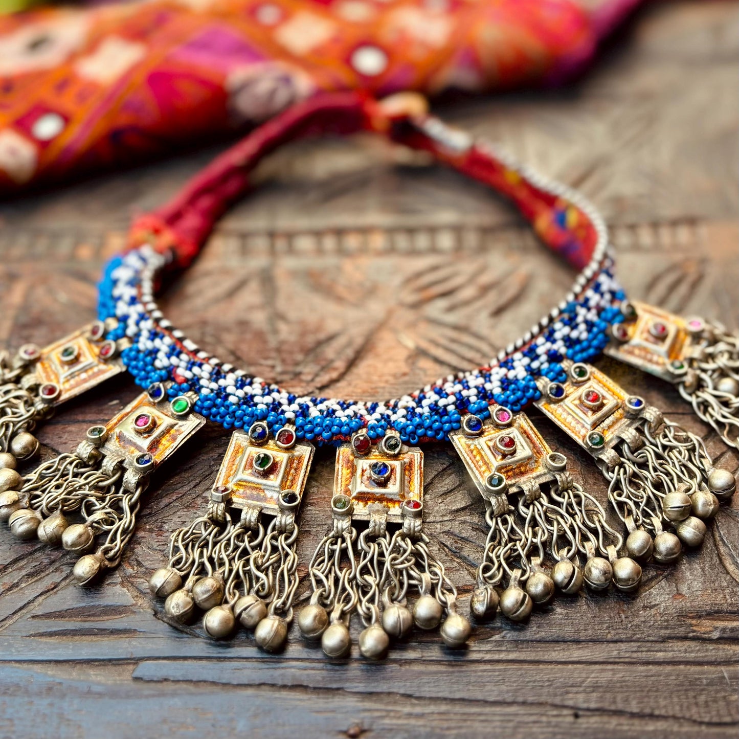 Collar gargantilla boho tribal oriental, collar corto con cuentas afganas de tribu nómada, collar con colgante étnico hippie gitano estilo tribal fusión.