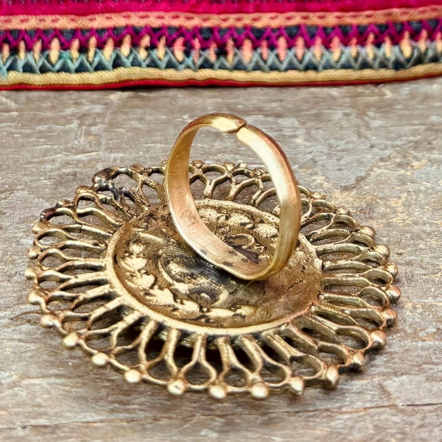 Grosse bague Afghane tribale ethnique vintage, Bague soleil festival boho hippie gypsy, Bague dorée et bleu orientale asiatique ajustable