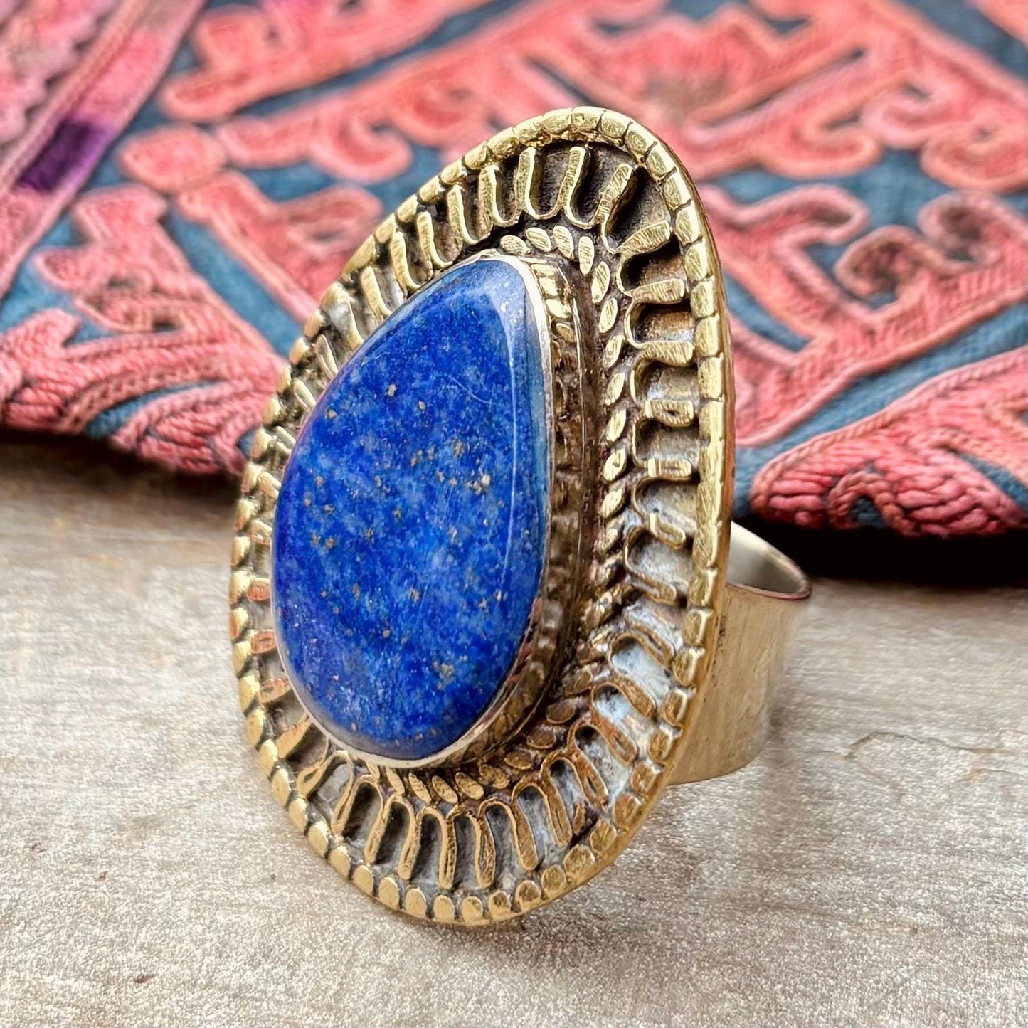 Bague lapis-lazuli tribale vintage, Grande bague orientale pierre bleue bohème gypsy boho, Bijoux ethniques anciens asiatiques Turkmène