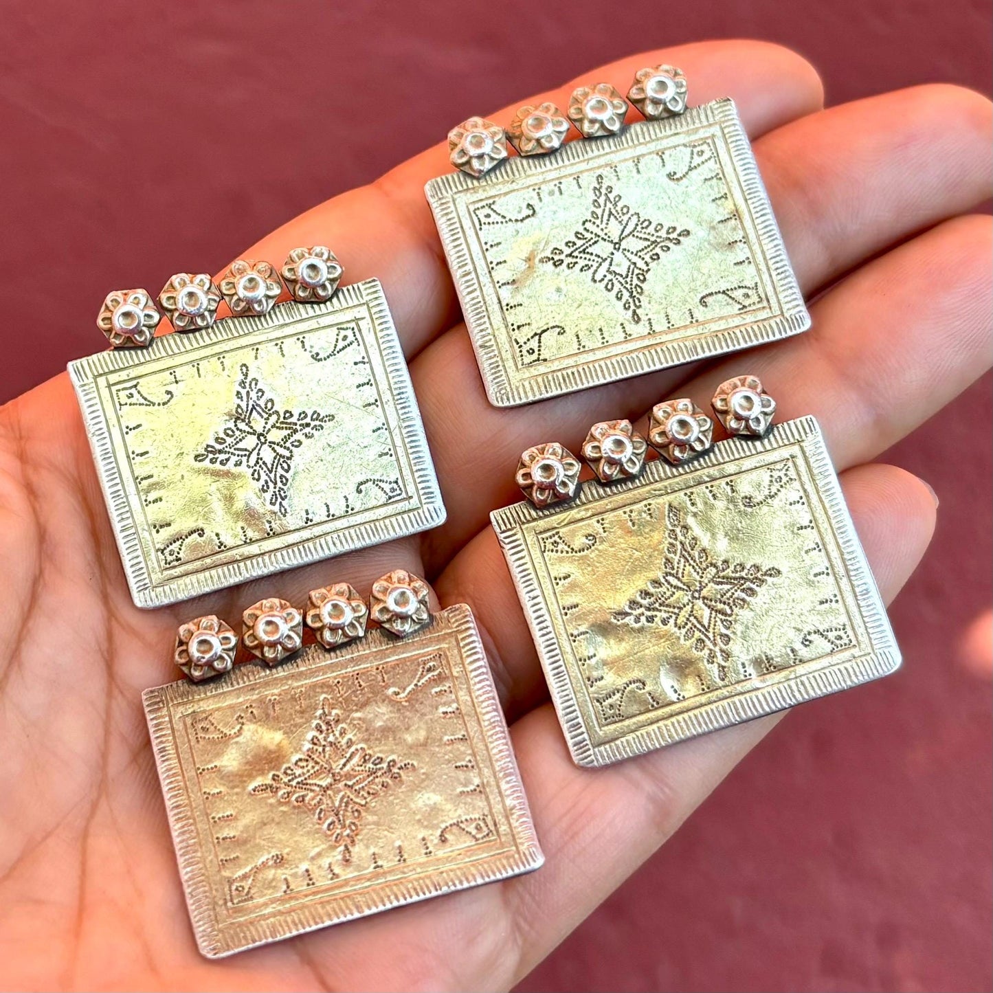 4 pendentifs tribal ethnique Turkmène Yomud, Pendentif rectangulaire ancien argent doré, Bijou asiatique oriental vintage, Antiquités Asie