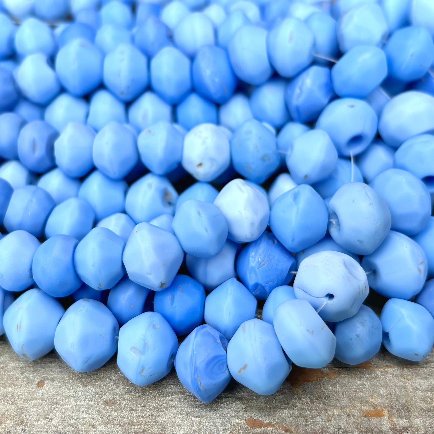 Perles Bohême Vaseline Antiques Bleues - Perles Commerce Africaines Verre Tchèque - Bicône Bleu Ciel Lavande Vintage