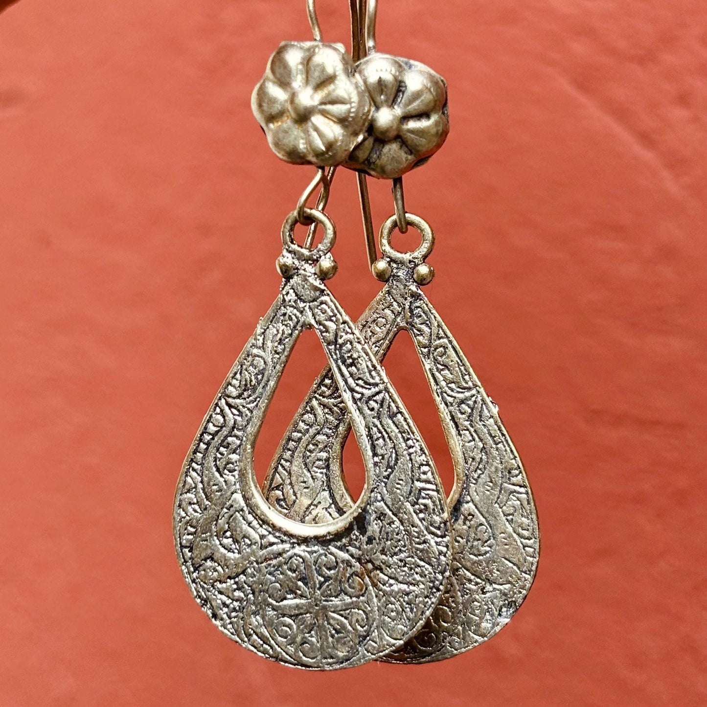 Boucles d'oreilles goutte argentées gravées Hazara - Bijou ethnique afghan tribal