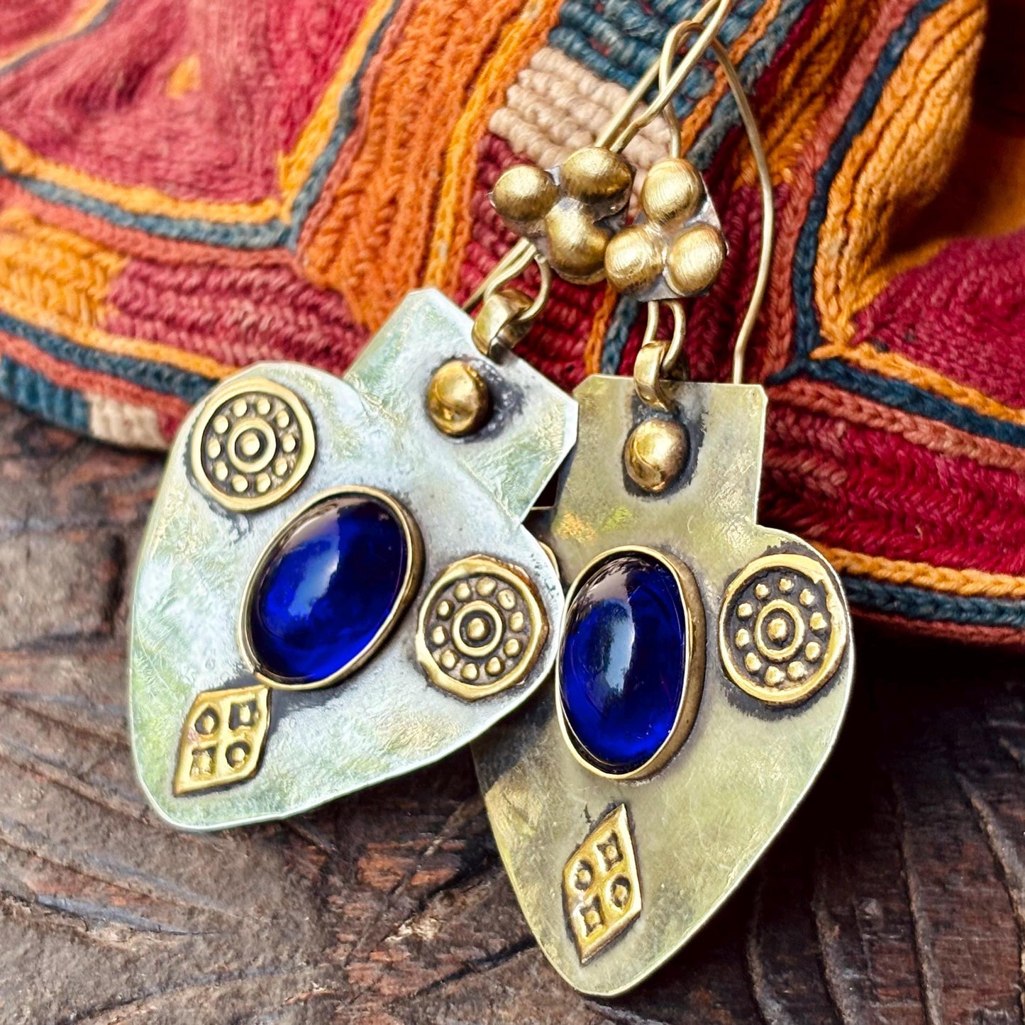 Boucles d'oreilles Asyk cœur argenté pierre bleue - Talisman Turkmène tribu Yomud