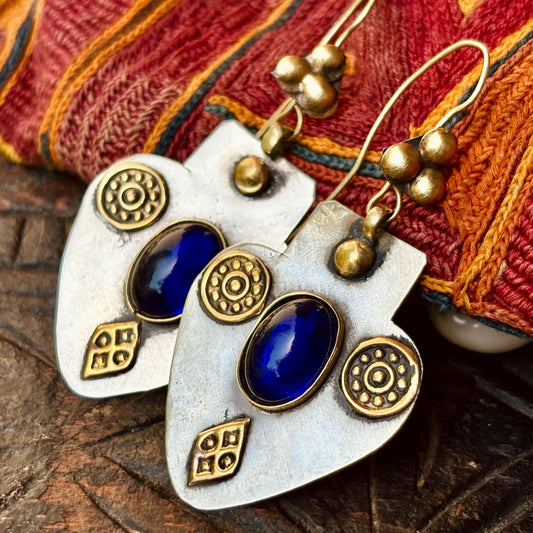 Boucles d'oreilles Asyk cœur argenté pierre bleue - Talisman Turkmène tribu Yomud