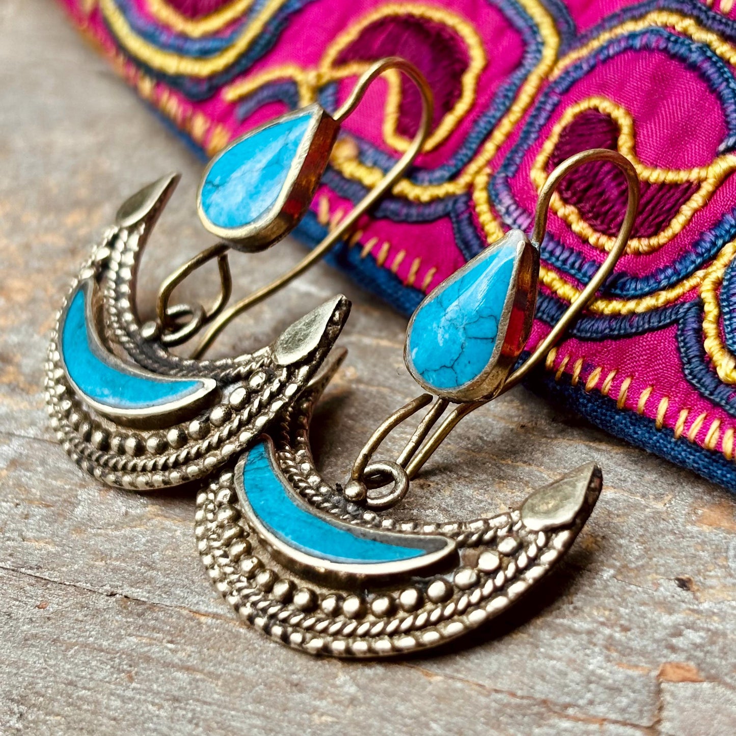 Boucles d’oreille demi lune turquoise, Boucles d’oreille croissant boho dorées pierre bleue tribales ethniques festival, Cadeau pour femme
