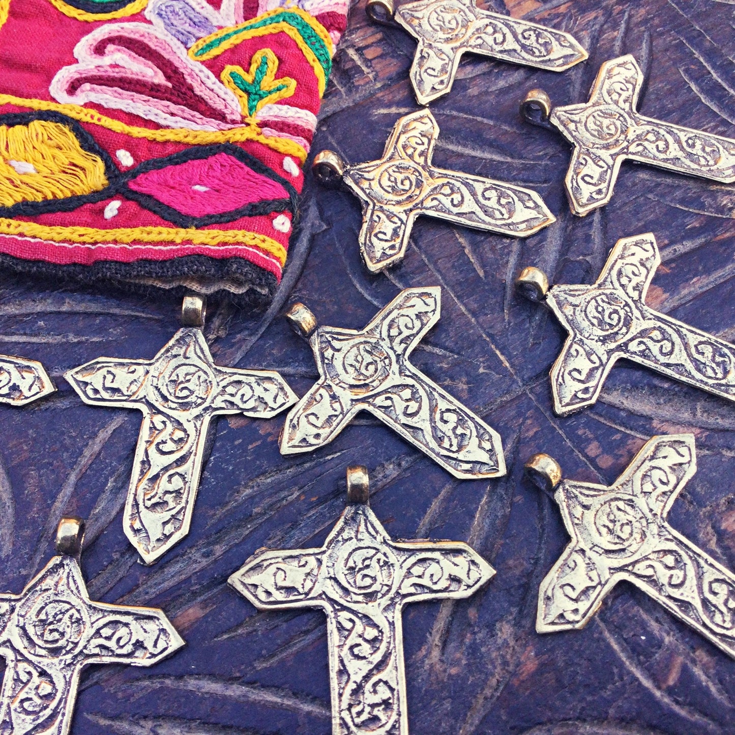 3 pendentifs petite croix métal bronze, Bijou breloque charm croix doré, Style boho vintage ethnique tribal, Fabrication Création bijoux