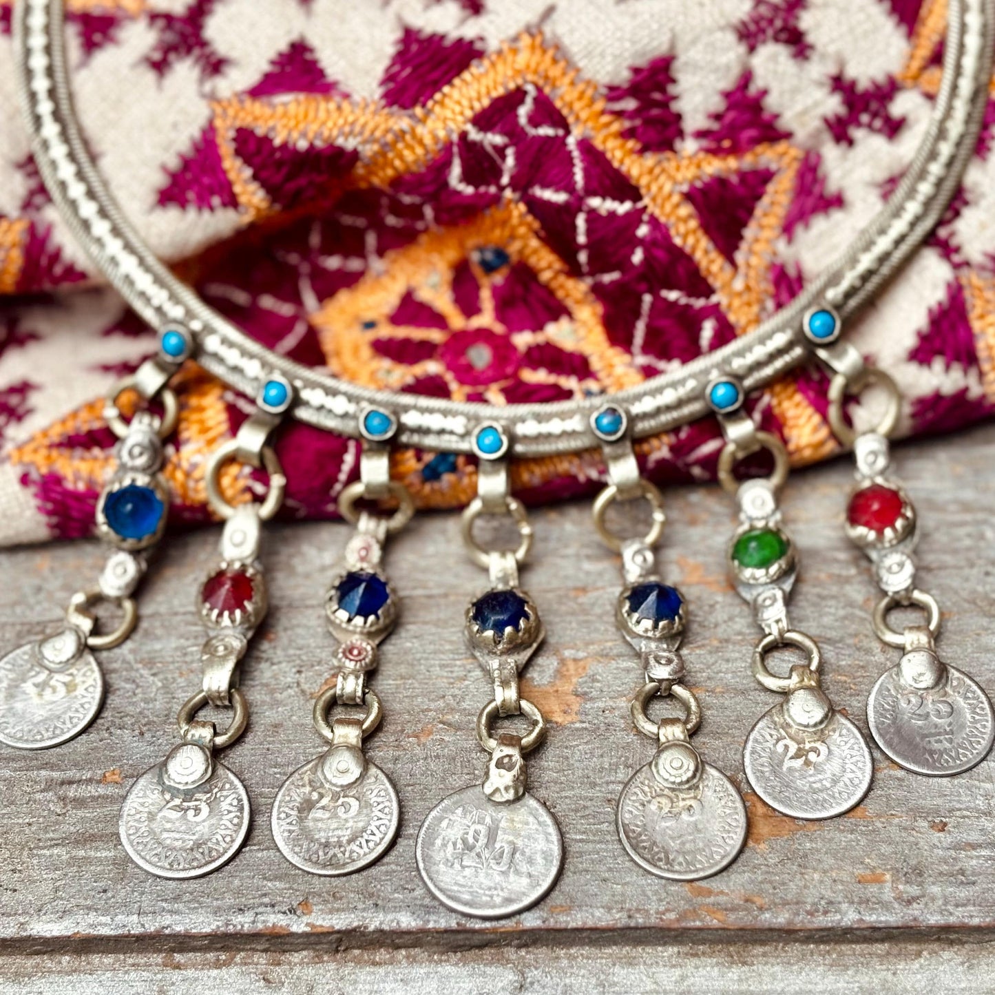 Collar rígido tipo torque plateado, estilo boho tribal, collar gargantilla afgano, tribu nómada, étnico, hippie, gitano, estilo oriental tribal fusión.