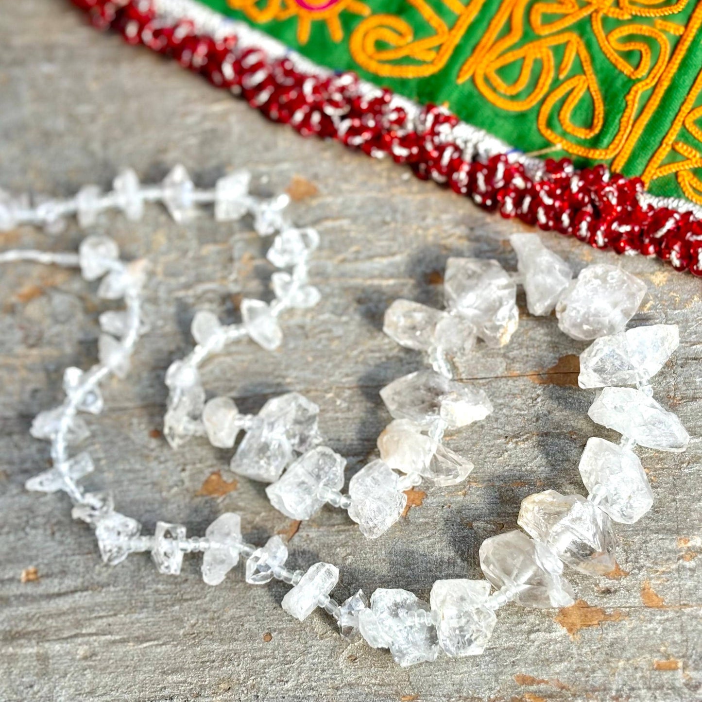 1 rang de perles cristal de roche, Perles pierre naturelle quartz brut, Perle pierre semi précieuse véritable, Pointe quartz cristal sur fil