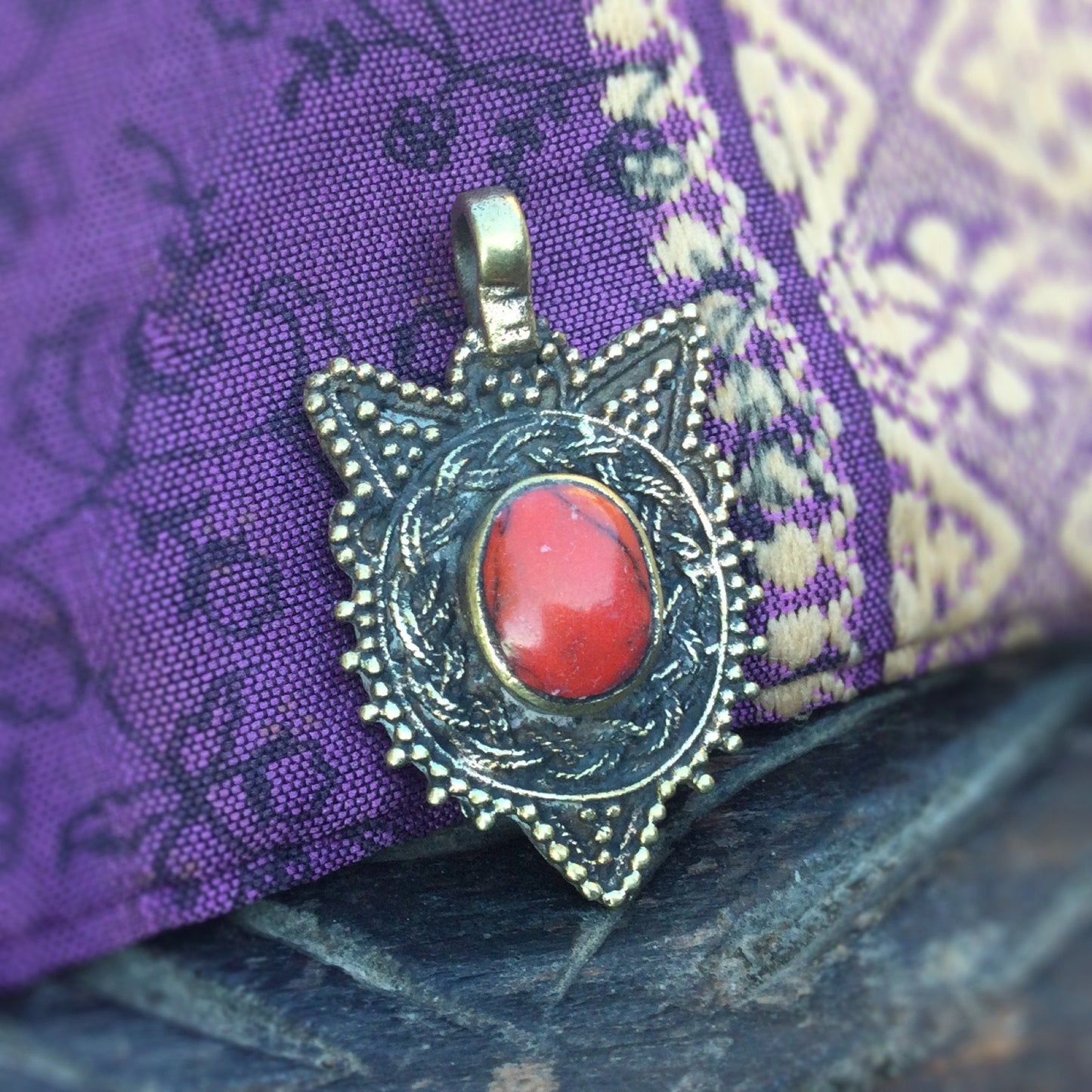 Breloque charm ethnique tribal doré avec pierres, Pendentif Afghan Kuchi danse orientale tribal fusion, Fabrication création bijoux costumes