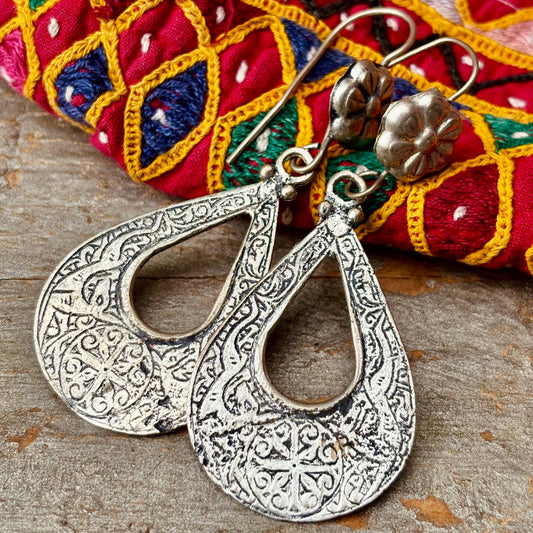 Boucles d'oreilles goutte argentées gravées Hazara - Bijou ethnique afghan tribal