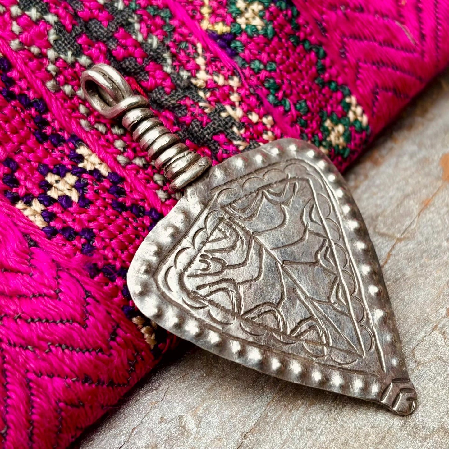 Pendentif ethnique argent pointu, Bijoux Afghans Hazara ethniques anciens, Bijoux Asie tribus nomades, Pendentif gravé boho tribal vintage