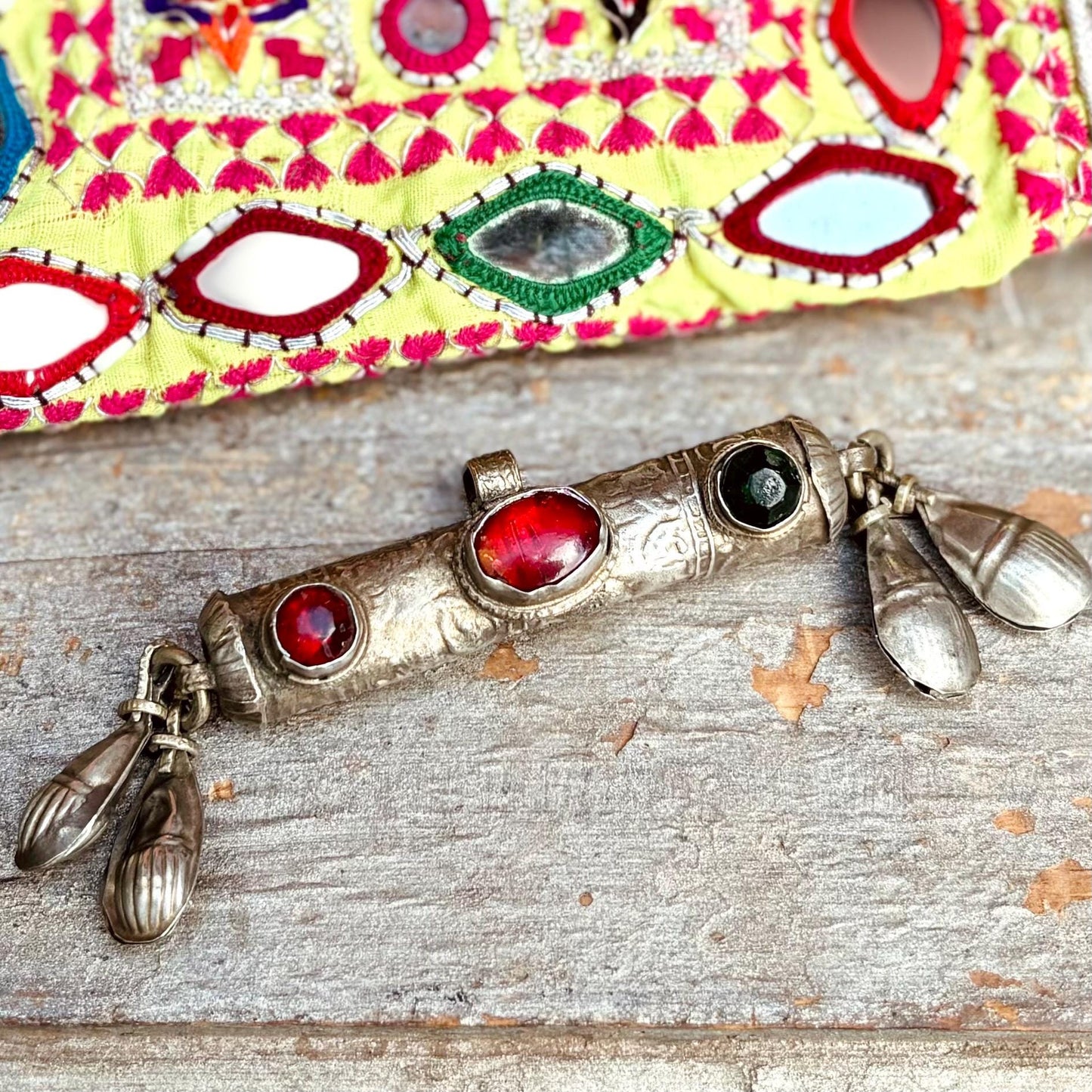 Pendentif tribal tube argenté rouge grelots Afghan, Danse orientale, Bijou tribal asiatique vintage, Collier tribu Kuchi gypsy boho festival