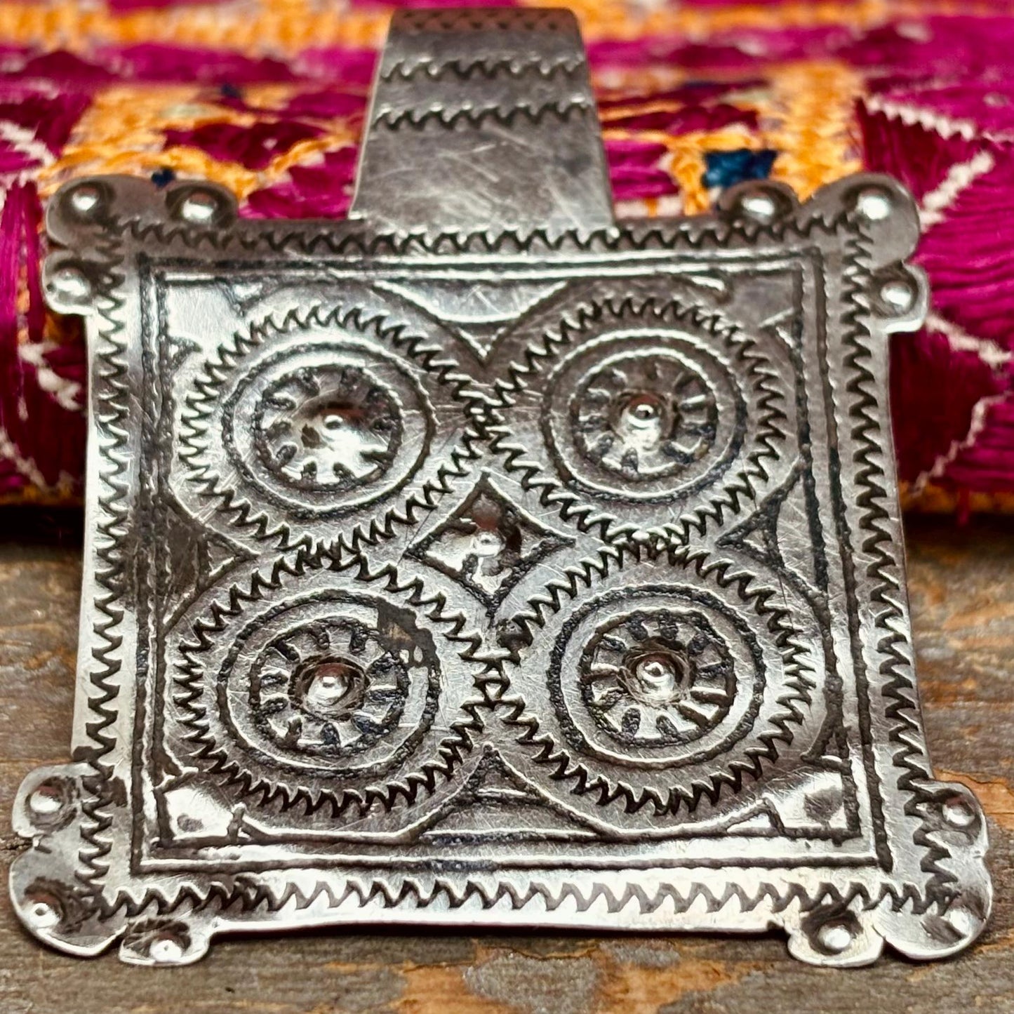 Quadratischer Anhänger aus nielliertem Silber Berber - Antike Amulette aus Marokko XIX.-XX. Jahrhundert