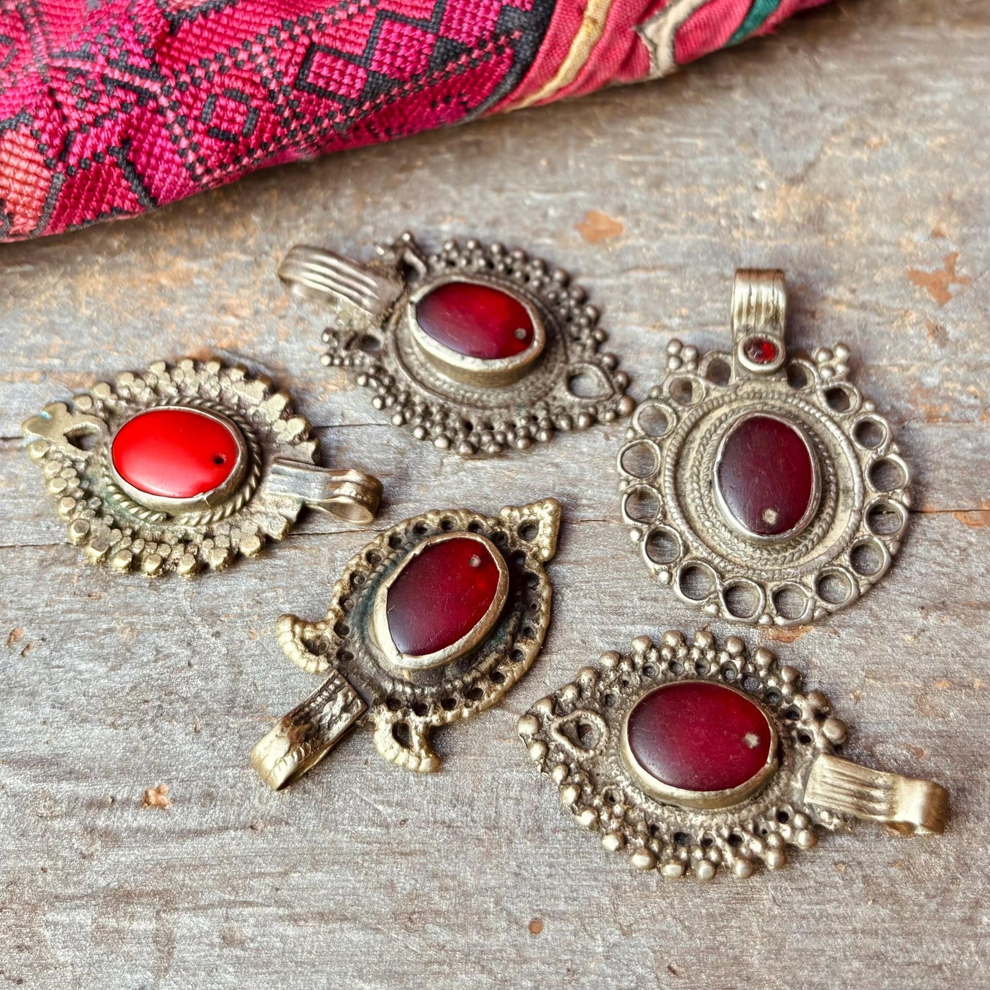 Lot de 5 pendentifs anciens afghans métal verre, Conception bijoux vintage asiatiques oriental tribus nomades, Danse orientale tribal fusion
