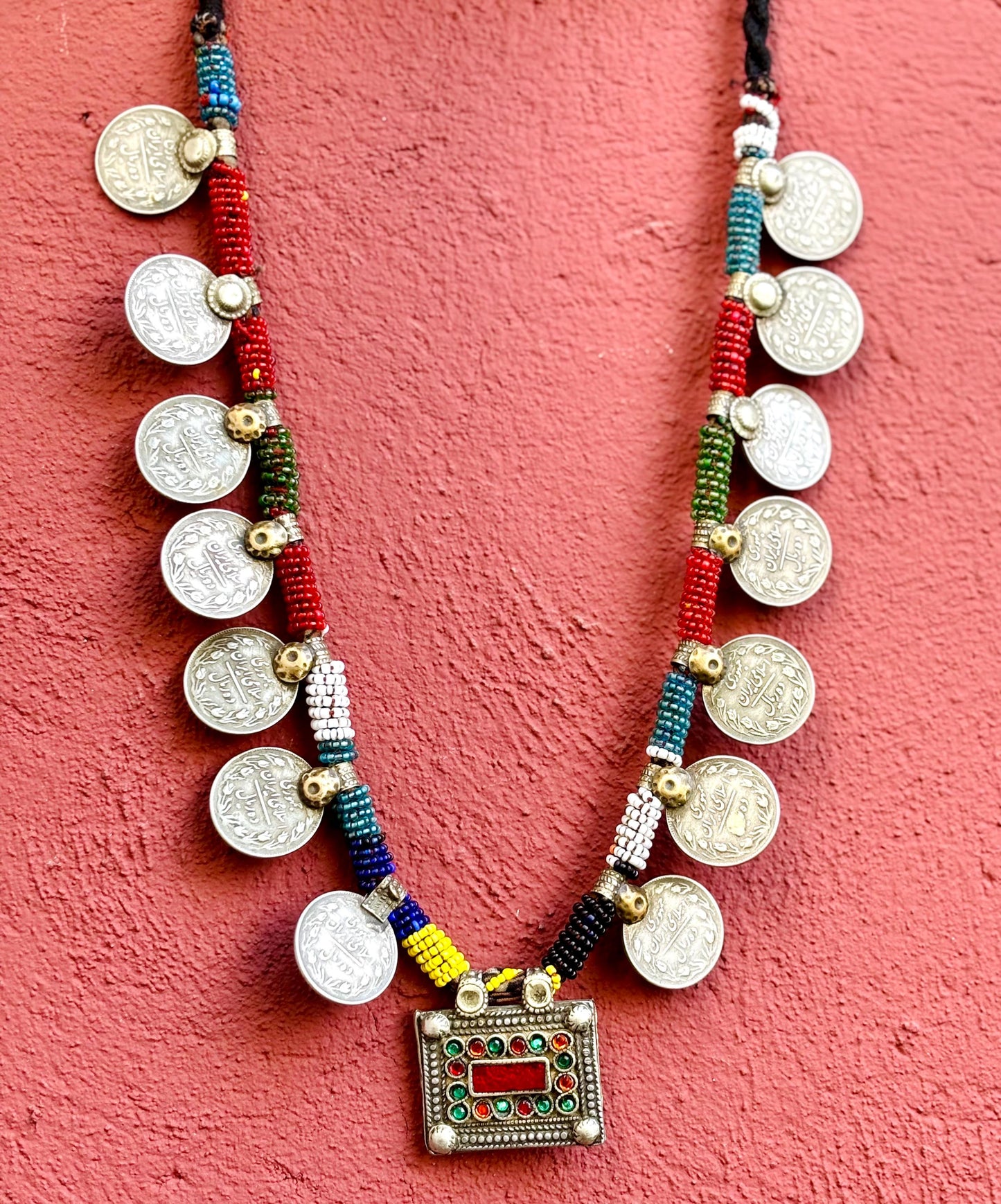 Collar de piezas boho tribal, collar afgano vintage de tribu nómada, collar largo étnico hippie gitano, joya oriental asiática tribal fusión.