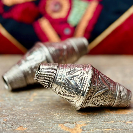 Perle argent bicône antique, Perle Afghane tribale ancienne Baloutchistan, Grande grosse perle embossée vintage argent, Bijoux afghans tribu