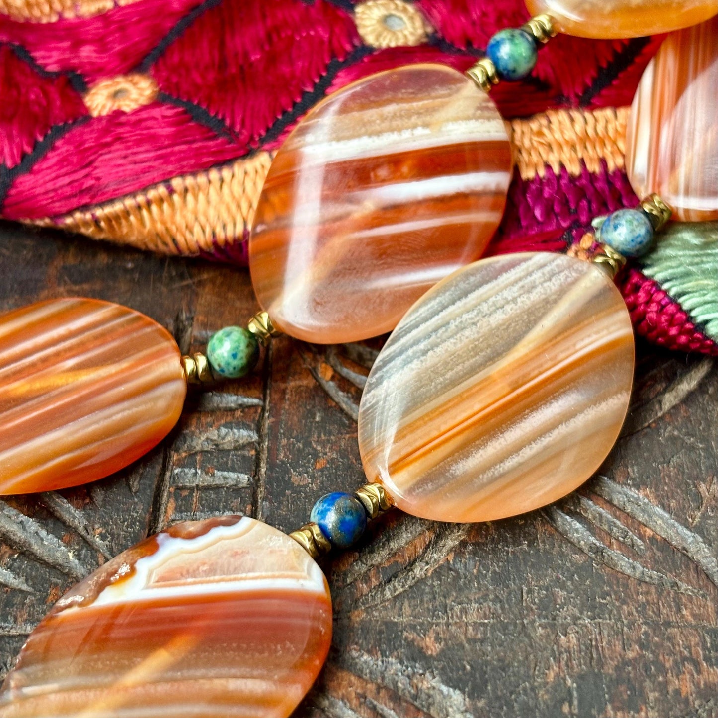 Eleganter Collier aus natürlichem Stein, handgefertigter Schmuck aus Karneol, Halskette aus Halbedelstein, flacher orangefarbener Achat, Geschenk für Frauen