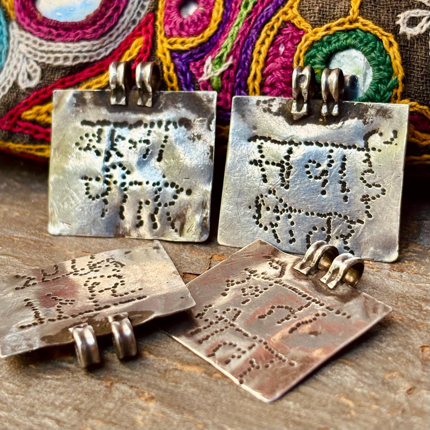 4 pendentifs tribaux ethniques Inde Rajasthan, Amulette rectangulaire ancien argent hindou mantra Rama, Bijou boho oriental vintage Asie