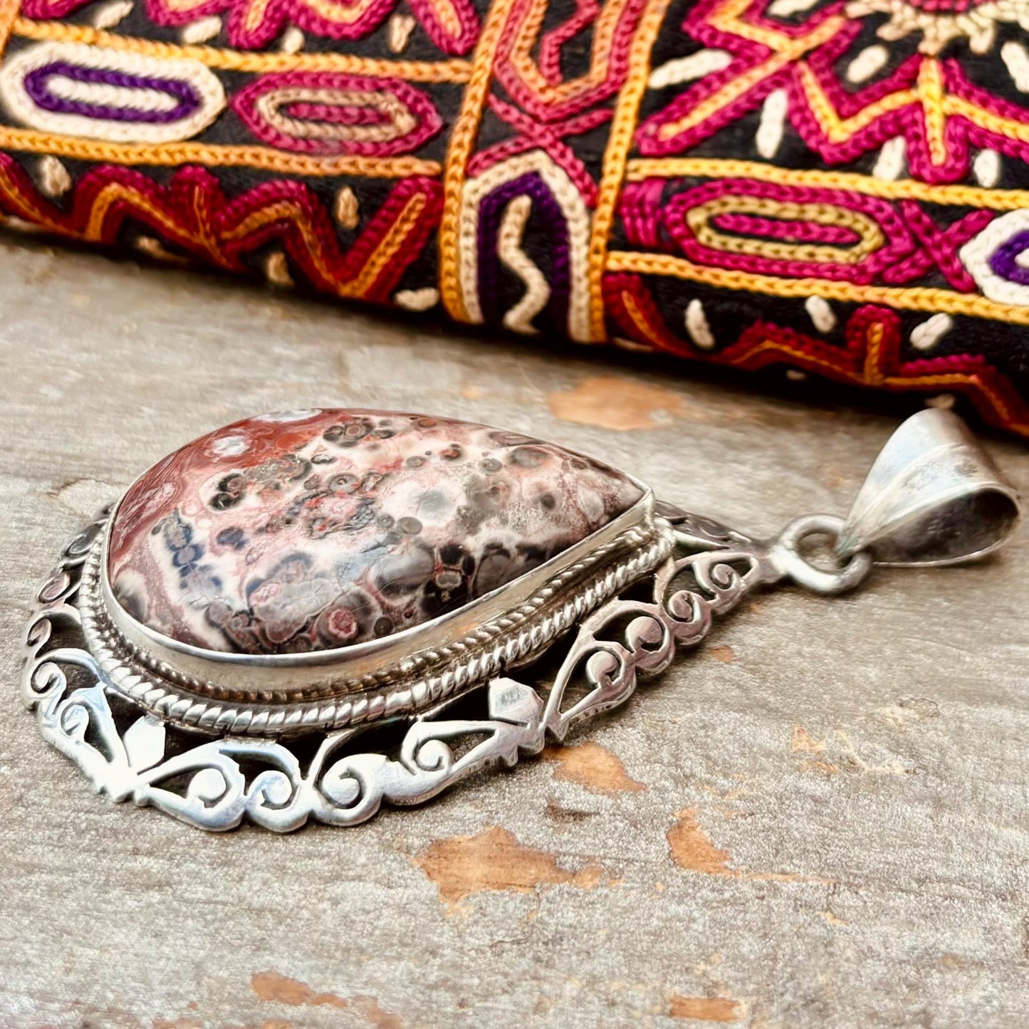 Silberanhänger Leopardenjaspis, Tropfenanhänger aus natürlichem Vintage-Stein, Handgefertigter indischer orientalischer asiatischer Schmuck, Halskette mit Stein