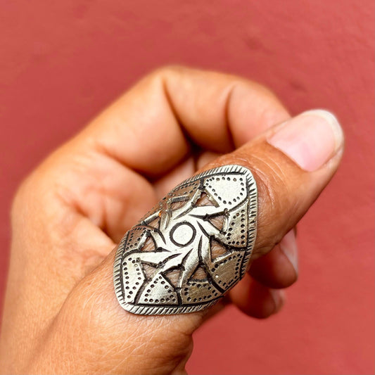 Bague tribale ethnique vintage boho, Grande bague argentée ajourée pointue, Bijou festival danse orientale tribal fusion, Tribu nomade Kuchi