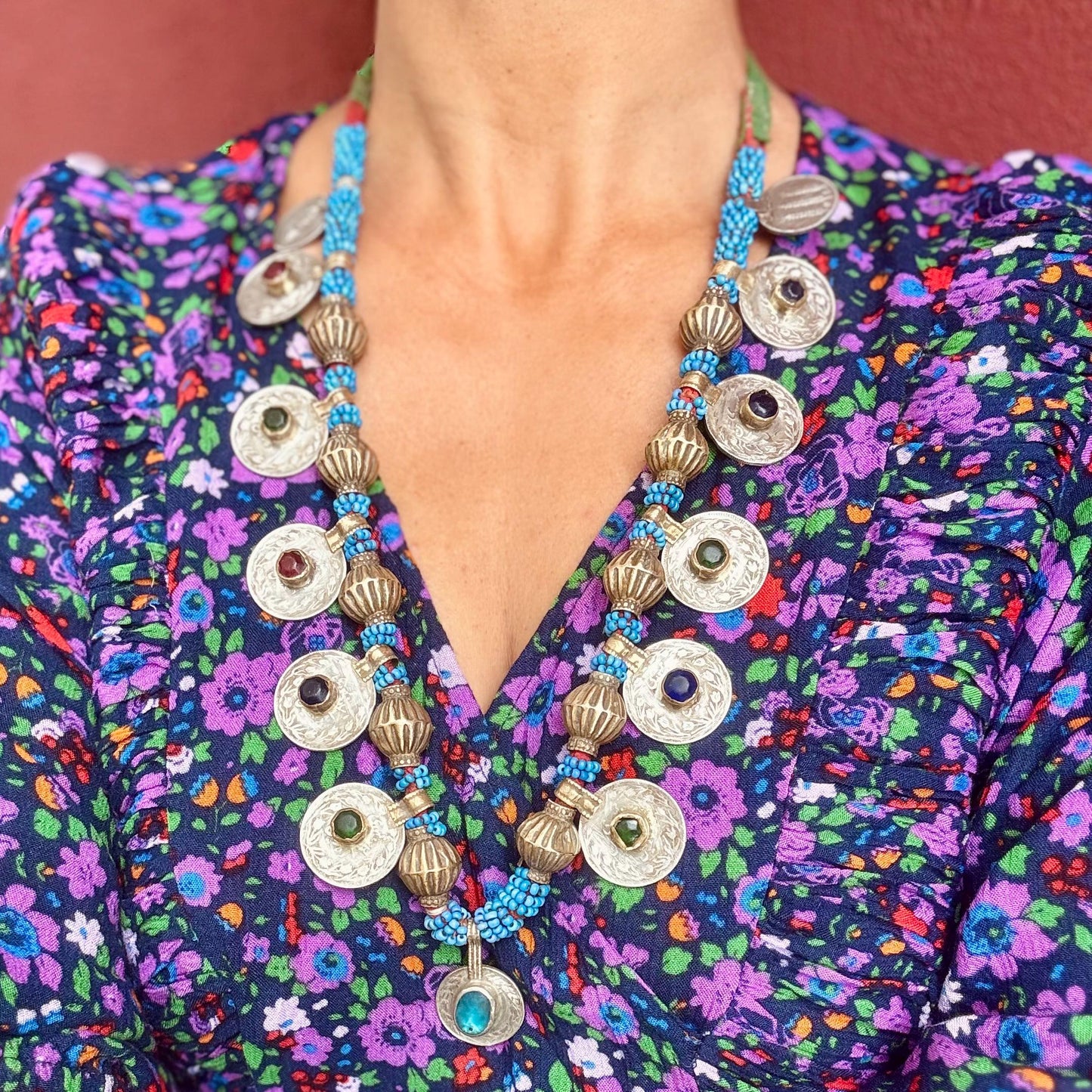 Collar de piezas boho tribal, collar afgano vintage de tribu nómada, collar largo étnico hippie gitano, joya oriental asiática tribal fusión.